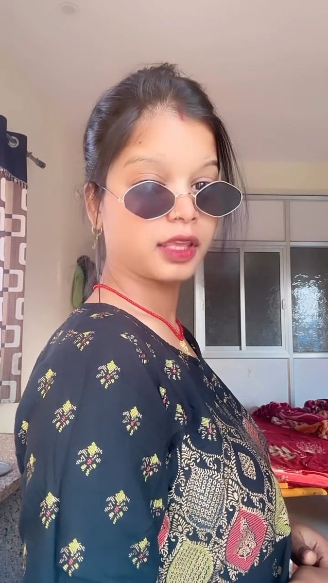 Sandhya3in's tweet photo. Hi , good morning,

 kya social media me sabse chat Krna galat hai? https://t.co/3bpX2InmED