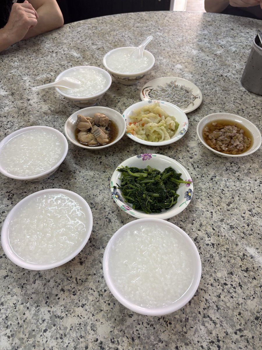 rinmocopon's tweet photo. 本日の朝食は五郎さんも来たお店でお粥🥣食べました。
胃腸に優しい〜😊 https://t.co/S3ZY4OxgVa