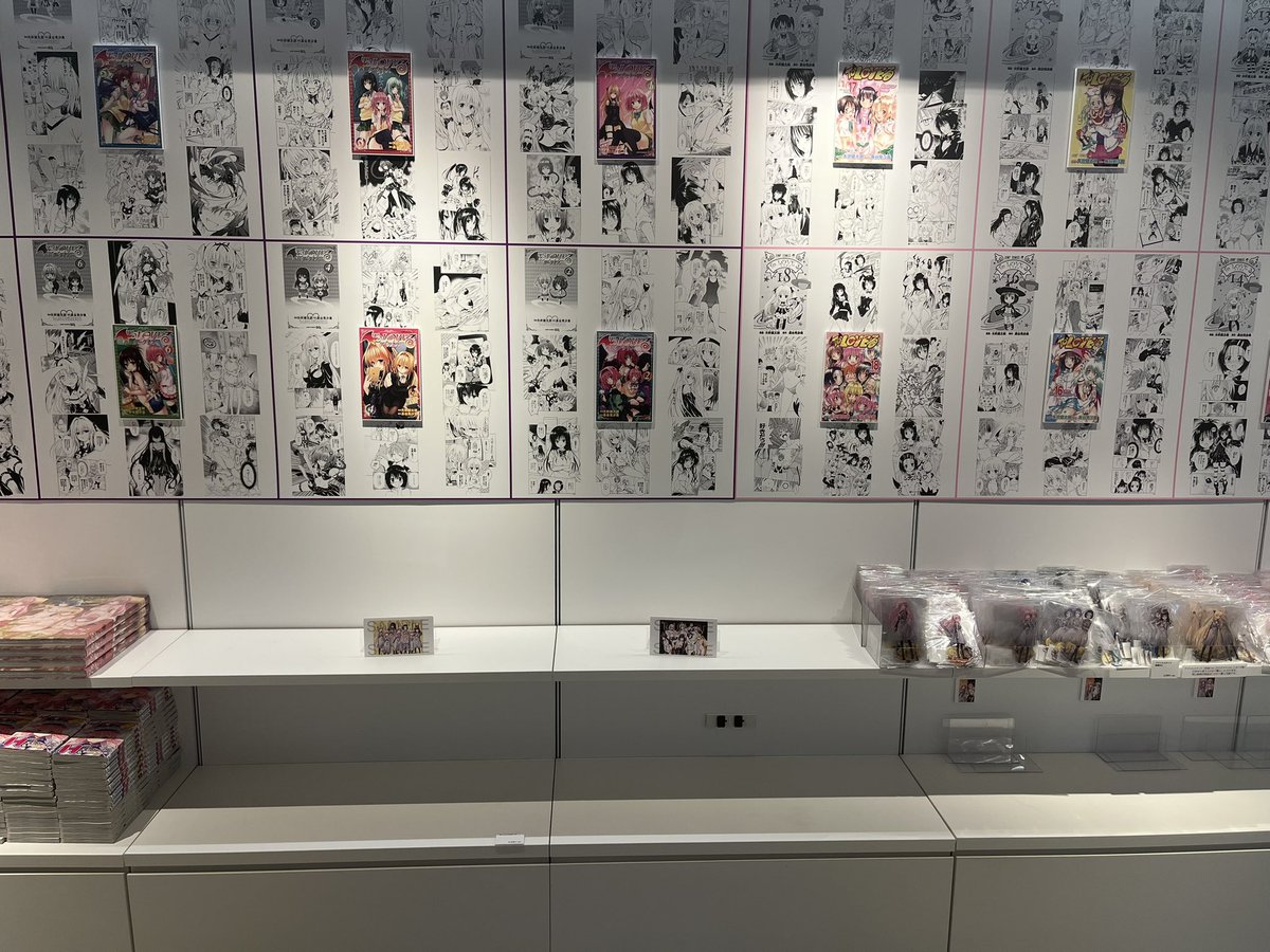 ringoarufa777's tweet photo. ToLOVEる20周年ポップアップストアの現在時刻(9:30頃)の在庫状況！！
タペやキャンパスボード、色紙にランダム系の補充はゼロ！！！
クリアファイルは見た感じ全員居そう…？？ https://t.co/FOCK428zoU