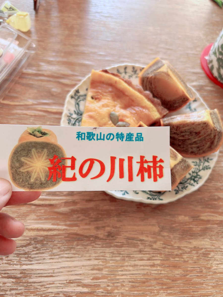 nilmoonie's tweet photo. 柿は硬めのごま柿派
子どもの頃、庭の柿の木に2階の窓から屋根伝いに登って、お父さんとふたりで柿をもいで屋根に腰掛けて食べた
お父さんはシャツの袖で、とったばかりの柿を拭いて渡してくれた
もぎたての柿は硬くてごま入りで
この大切な想い出があるから柿は皮付き硬めのごま柿派 https://t.co/TFFDAdOPDd