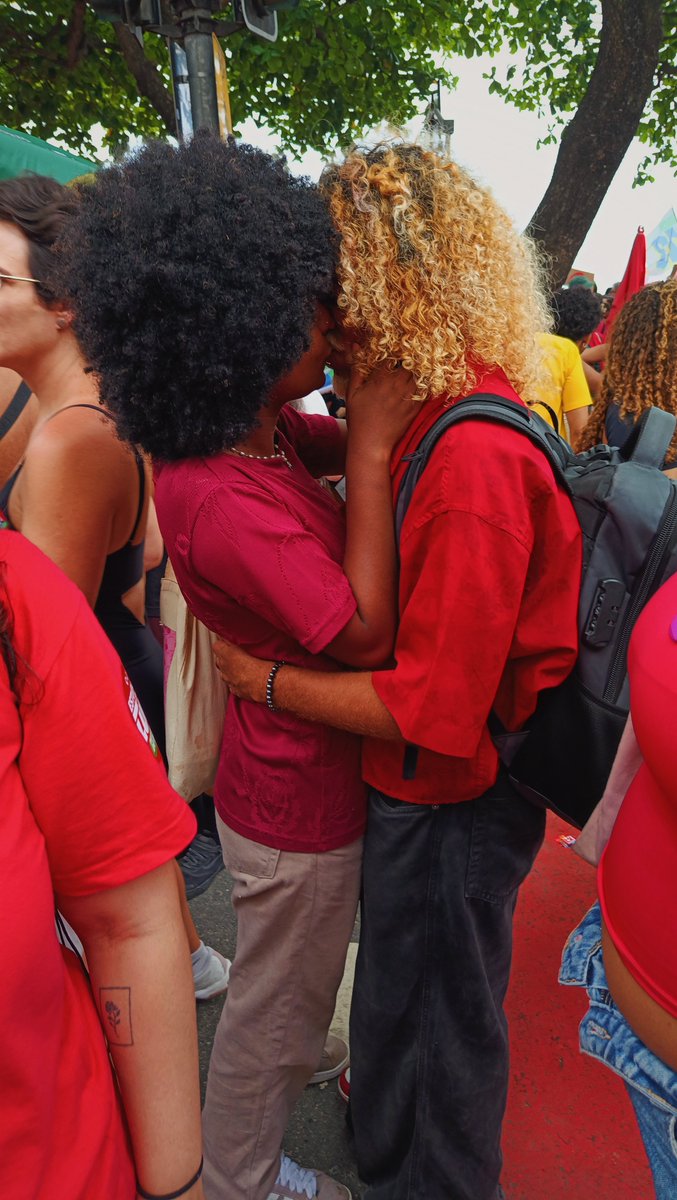 julinbsacanage's tweet photo. reaja a violência racial: "beije sua preta em praça pública". https://t.co/TrIV2XhrZf