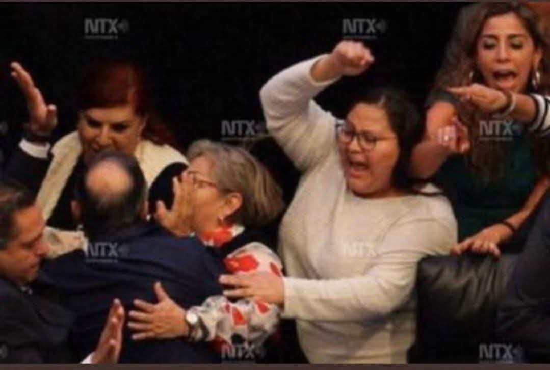 karinacristell's tweet photo. @AlessandraRdlv @CitlaHM que va a saber si es una porra violentadora. https://t.co/NDANMMqJzY