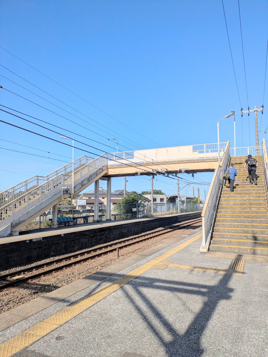 konoyokarake's tweet photo. 桃神祭の帰りに茂原駅の混雑を避けて八積駅を利用しようと考えているモノノフさんへ
八積駅はこんな感じの駅です。数百人の人が押し寄せた場合キャパ的に入場制限がかかると思います。素直に茂原駅を利用されることをオススメします（千葉県民より
#ももクロ秋の桃神祭 #長生村 https://t.co/mi39JR2Qnp