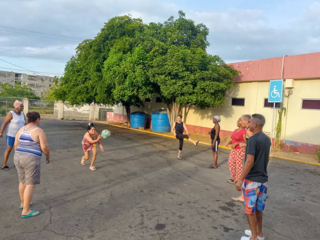 AlibethPelegrin's tweet photo. ¡Juventud, mística y compromiso! CDI Zapara, Estado Zulia,los jóvenes del Destacamento "100 años con Fidel" y nuestros colaboradores se unieron en una gran tarde de actividades en el marco de la Jornada Camilo-Che. 
​#CubaCoopera #CubaPorLaVida https://t.co/TseG09L6RM