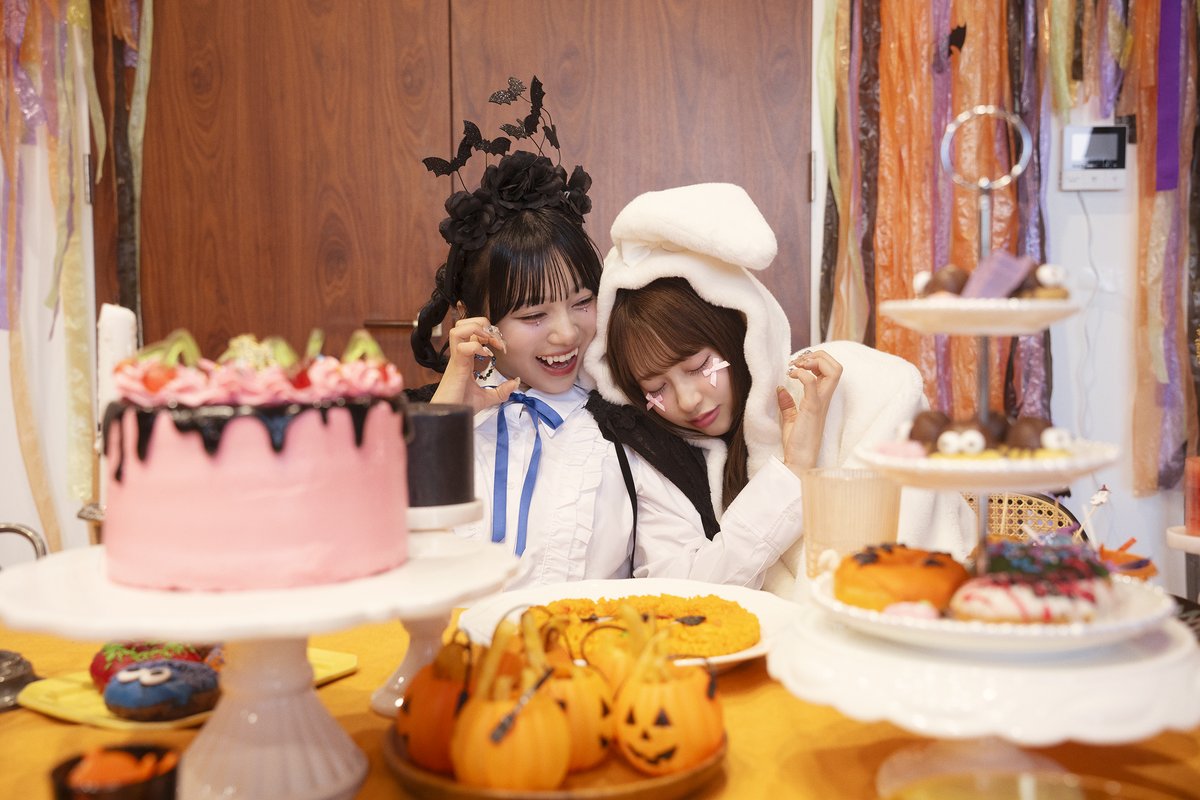 takarakuji_qoo's tweet photo. 🎀CUTIE STREET × 宝くじ💎
オフショットをお届け📷

ドラキュラ姿の #増田彩乃 さんと、うさぎ姿の #桜庭遥花 さん🐰🧛‍♂️

かわいいお菓子に囲まれながら、肩を寄せ合う2人をパシャリ📸
八重歯ポーズとおねむな表情が可愛すぎてとっても癒やされます🤍

WebCMも要チェック🍭
#CUTIESTREET #きゅーすと https://t.co/2XpyQfGpBg