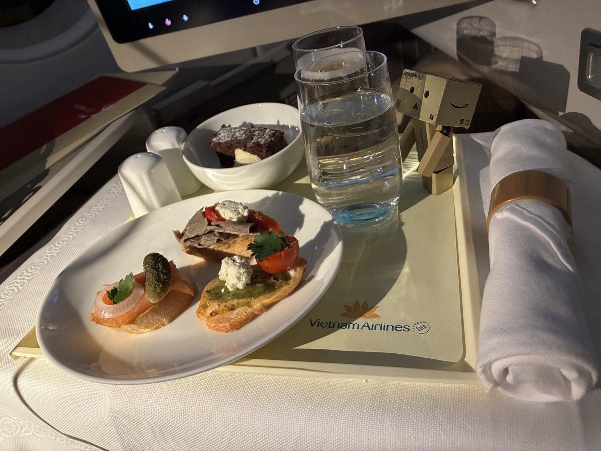 hmdkecchi's tweet photo. ビジネスクラス夜食&amp;朝食😋

#ダンボー旅 https://t.co/1ZjOxGVUy9