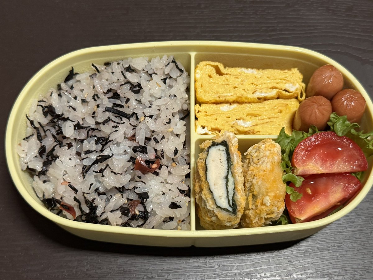 carossa0514's tweet photo. 娘弁当🍱212食目🍱

そしてインフルかもしれない息子の昼ごはん弁当😨

金曜夜から熱出した息子

日数経ってるし熱も下がってるから検査してももう陰性かもしれない😭

今日は大事とって学校休ませました

息子の弁当のほうがちょっぴり豪華

#火曜日 #お弁当 https://t.co/r9PZlMlTpJ