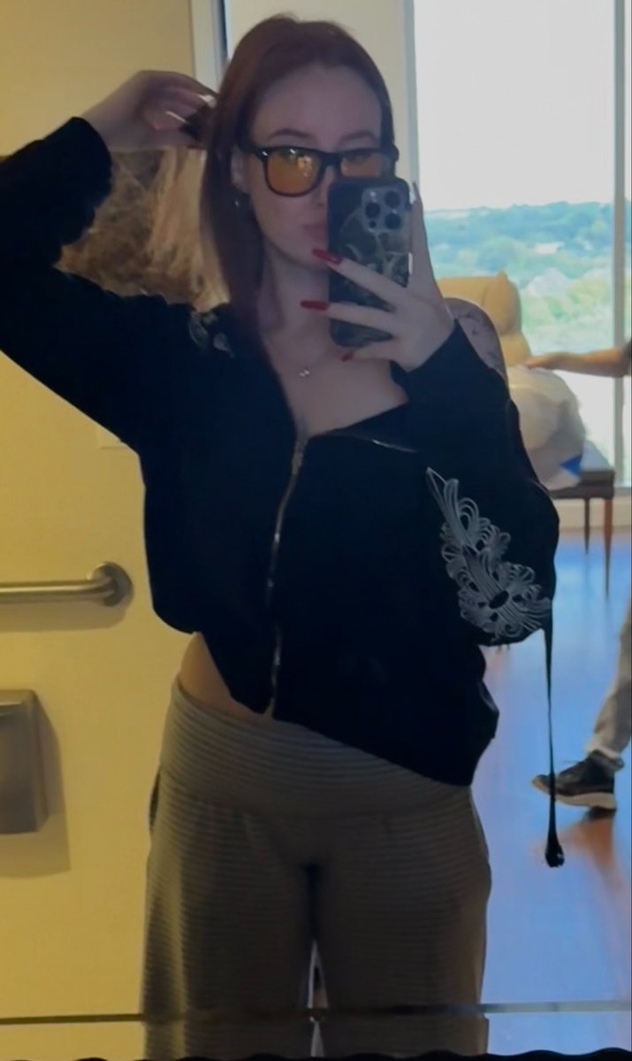 VenoraSaint's tweet photo. I don’t have anything on underneath 🤫 https://t.co/IuYoiZ21ky