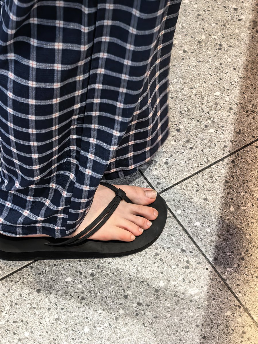 naiver_man's tweet photo. 网友投稿街拍偷拍系列，高挑的精神小妹，大晚上的还和姐妹在街上溜达！ https://t.co/VYhHeZvOIo