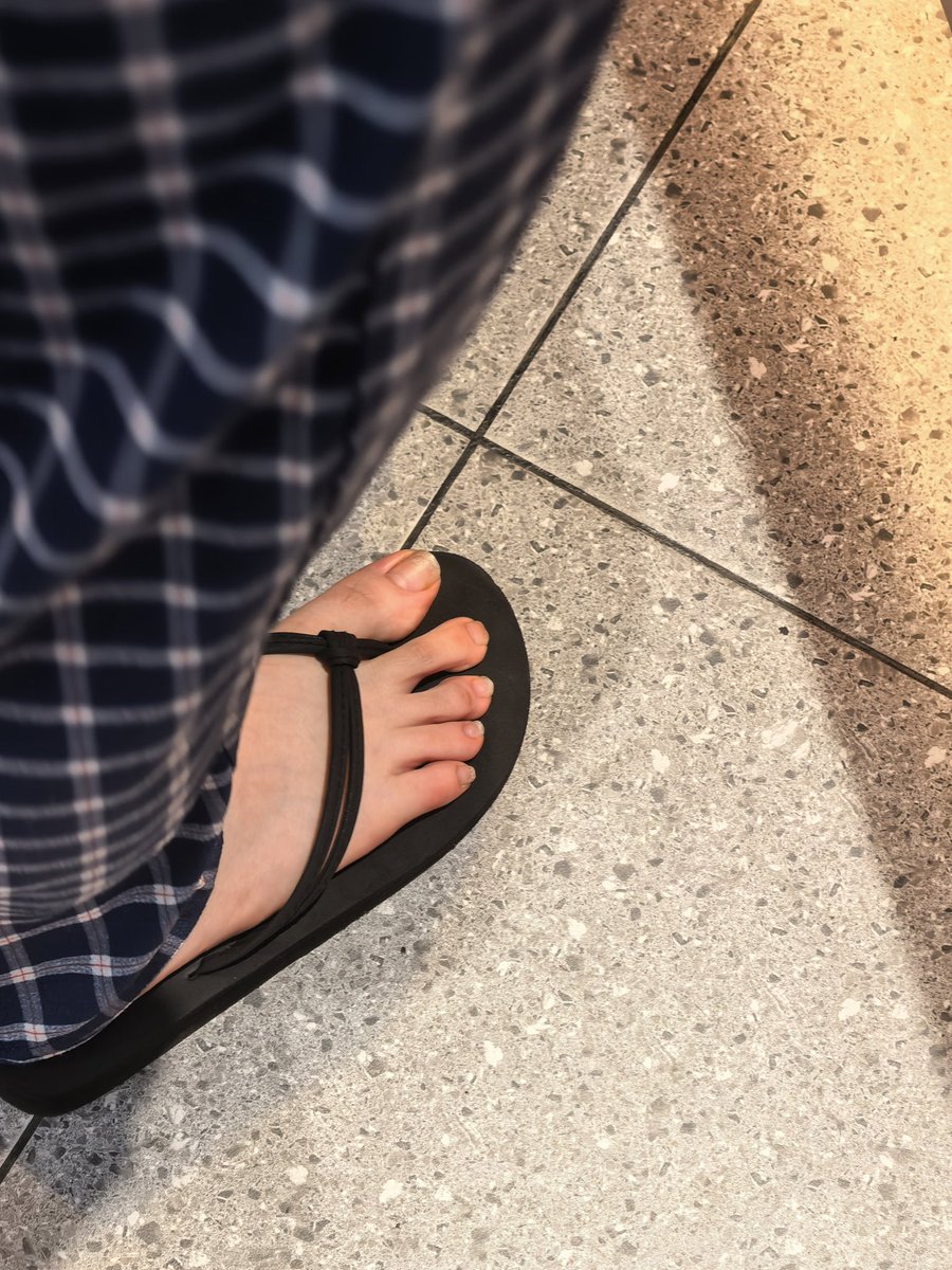 naiver_man's tweet photo. 网友投稿街拍偷拍系列，高挑的精神小妹，大晚上的还和姐妹在街上溜达！ https://t.co/VYhHeZvOIo
