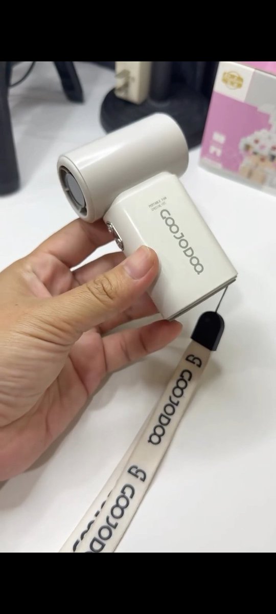 HayySah01's tweet photo. bestie ini tuh LITERALLY kipas BADAI versi mini 😭 100 speed anginnya NGEBUT POL, segernya NAUR AURA gerah minggat, SLAY bgt wajib punya! https://t.co/8eTx8QZ8vx