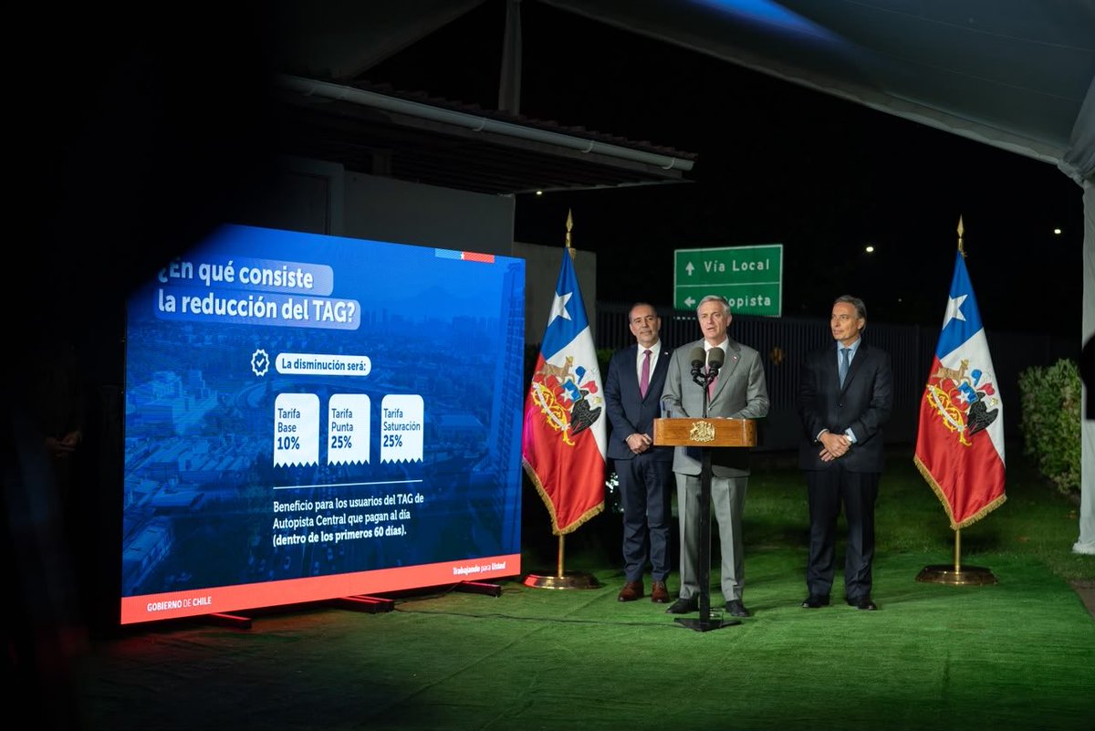 PresidenteKast's tweet photo. Esta noche, en San Bernardo, junto al Ministro @Louisdegrange presentamos el acuerdo que alcanzamos con Vías Chile para reducir el valor del TAG en Autopista Central en hasta un 25% en horario punta y 10% en horario fuera de punta. Vamos a acelerar los trámites para que se haga efectiva cuanto antes y estamos en conversaciones con otras autopistas, para alcanzar acuerdos similares. ¡Es una buena noticia para la clase media chilena! #RebajaAlTAG