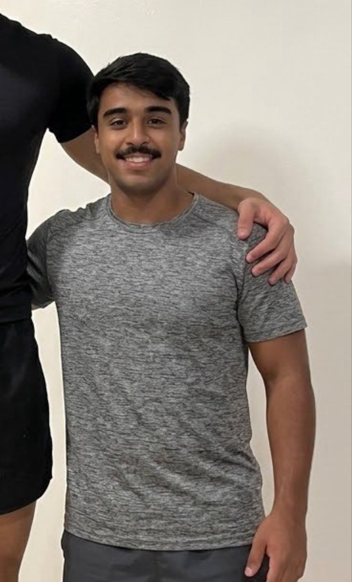 putadofrank's tweet photo. ele parece aquele personagem mexicano do duolingo https://t.co/MaPOQkxAUv