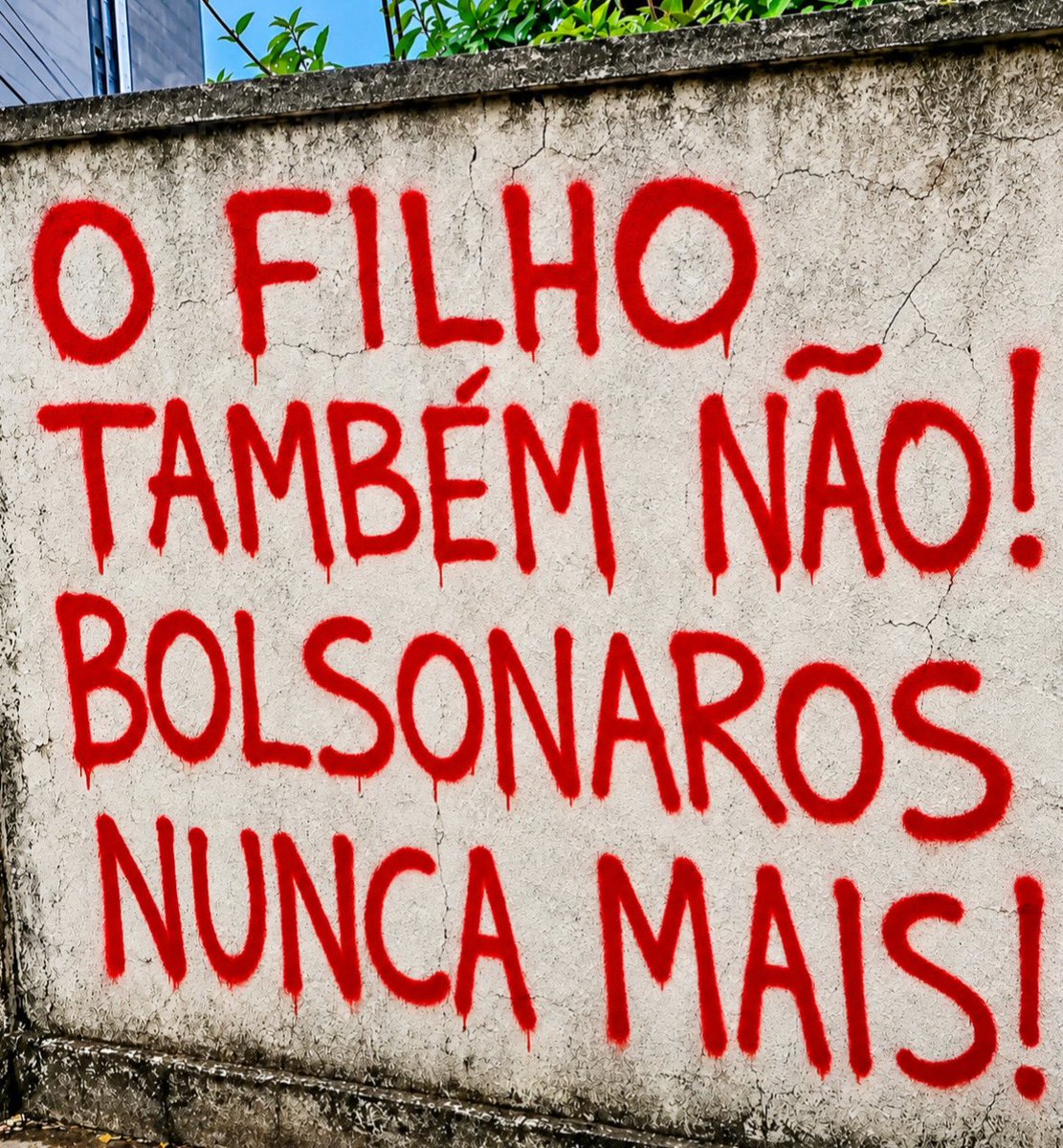 franschuartz13's tweet photo. O lugar dessa família é lá com o Trump!

#BOLSONAROSNUNCAMAIS https://t.co/Yya0w70jFt