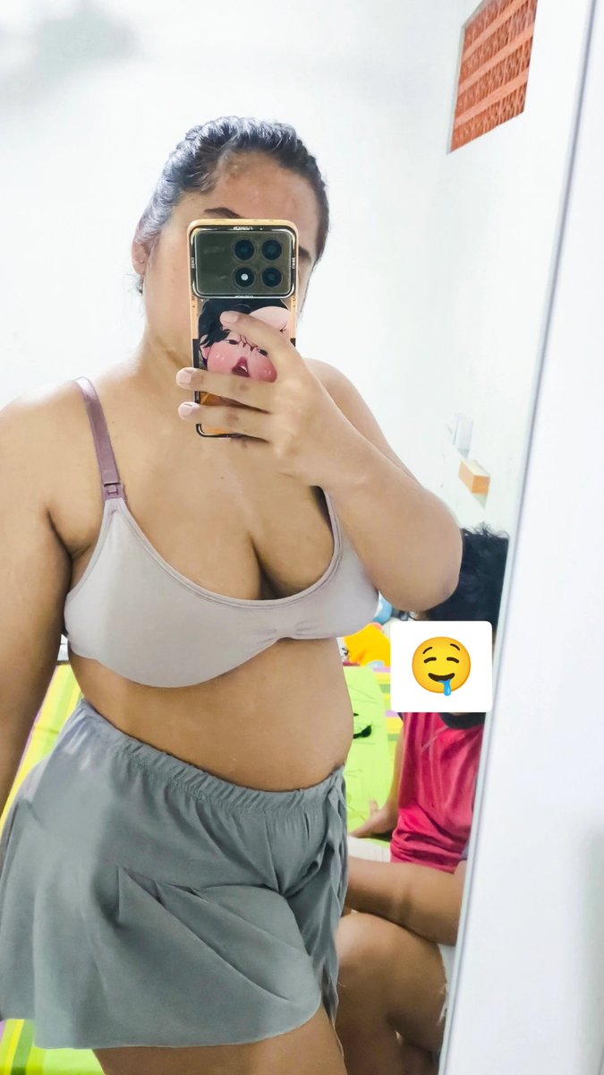 kemal280799's tweet photo. Lagi belajar pose, ehh ada yang becek nontonin dari belakang 🤤🤭 
#Hotwife
#Pasutrifantasi 
#Swinger https://t.co/qheWfIzsQR