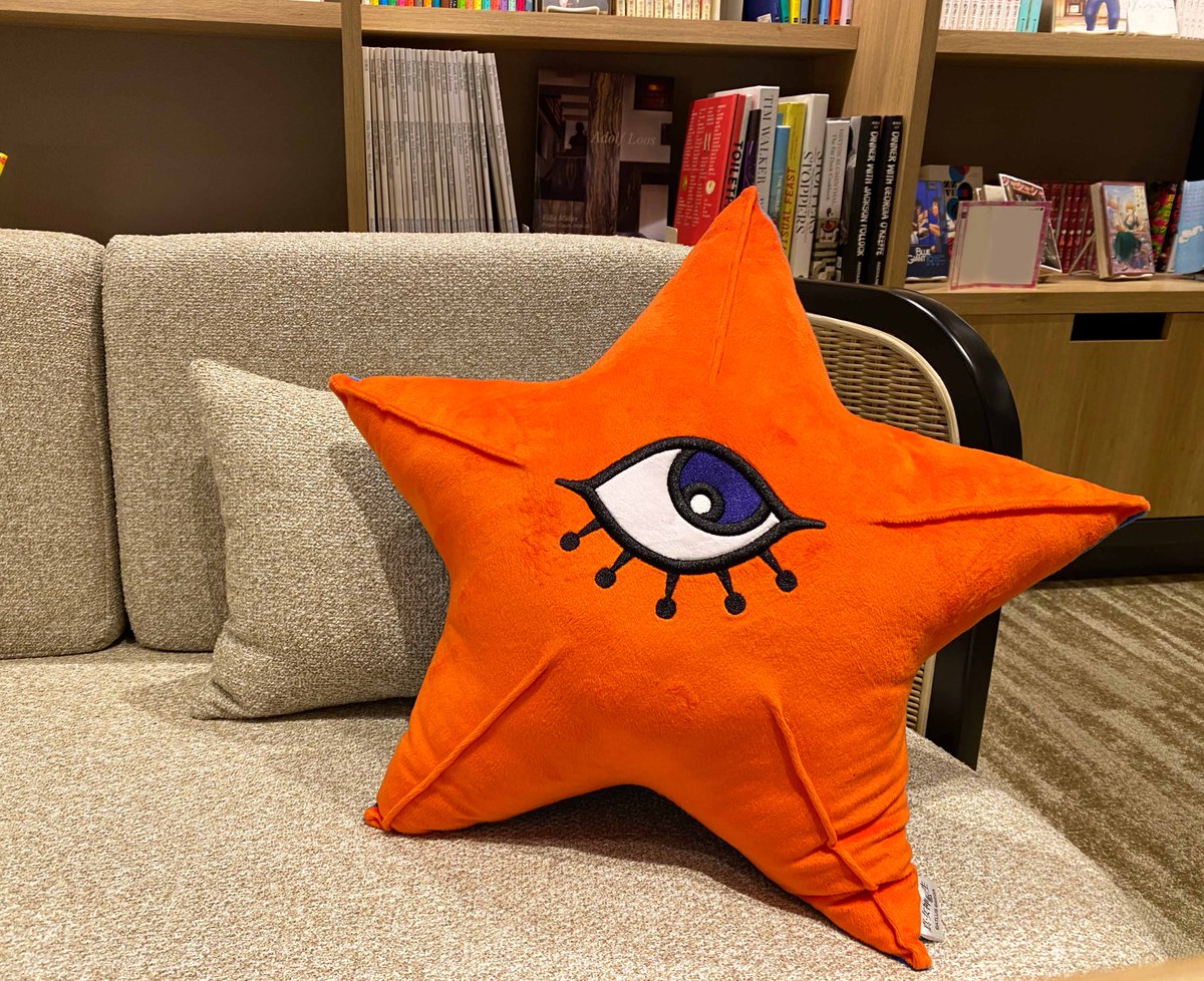 ATLUS_goods's tweet photo. 【グッズ紹介📢】  
『真・女神転生シリーズ』より、デカラビアのクッションとラバーキーホルダーが発売中！
存在感たっぷりで手触りの良い生地を使用したクッションと、カバンに付けやすいサイズのラバーキーホルダーです🌟

▼ご購入はこちら
https://t.co/NwQIvw5hN3 https://t.co/GI7HCH4VBK