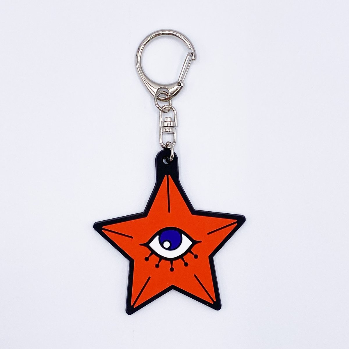 ATLUS_goods's tweet photo. 【グッズ紹介📢】  
『真・女神転生シリーズ』より、デカラビアのクッションとラバーキーホルダーが発売中！
存在感たっぷりで手触りの良い生地を使用したクッションと、カバンに付けやすいサイズのラバーキーホルダーです🌟

▼ご購入はこちら
https://t.co/NwQIvw5hN3 https://t.co/GI7HCH4VBK