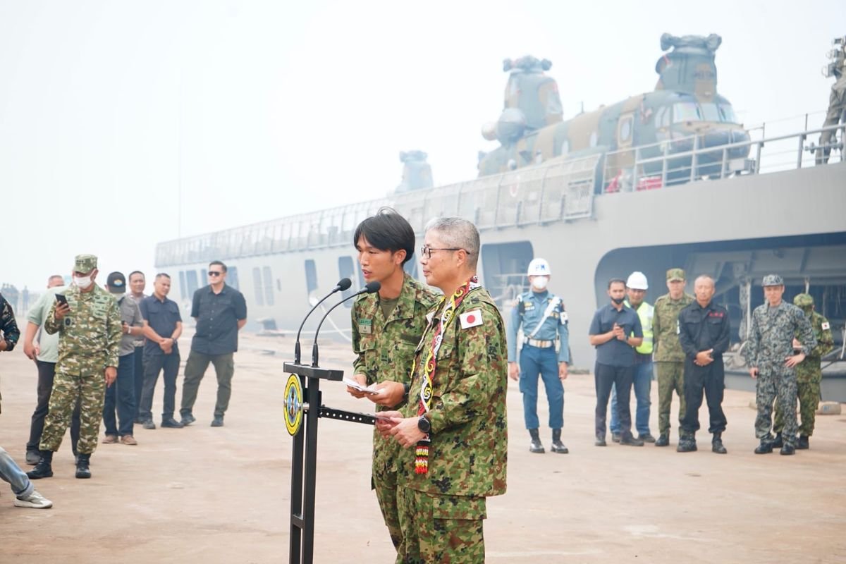 LambeSahamjja's tweet photo. guys ini gila sih tau gk kenapa jepang pulang dari kalimantan walaupun kebakaran hutan masih ada

ternyata itu permintaan dari pemerintah indonesia

pemerintah indonesia memberi tahu jepang bahwa pemadaman oleh pasukan jepang ikut mencegah api makin besar

ke depan indonesia bilang sudah bisa menangani sendiri

indonesia menyampaikan penilaian tinggi dan terima kasih atas bantuan itu

hari itu menteri pertahanan memerintahkan operasi diakhiri

selanjutnya pemadaman yang direncanakan hari itu jadi kegiatan terakhir

pasukan akan pulang ke jepang setelah persiapan selesai