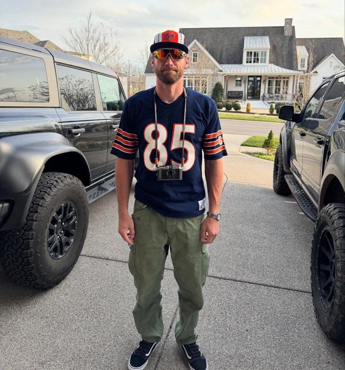 CHASE__RICE18's tweet photo. @ChaseRiceMusic When you're REAL fired up to go to 90's themed trivia and turns out it's just questions about the 90's and you're the only one dressed up https://t.co/JDTAKNjIrp