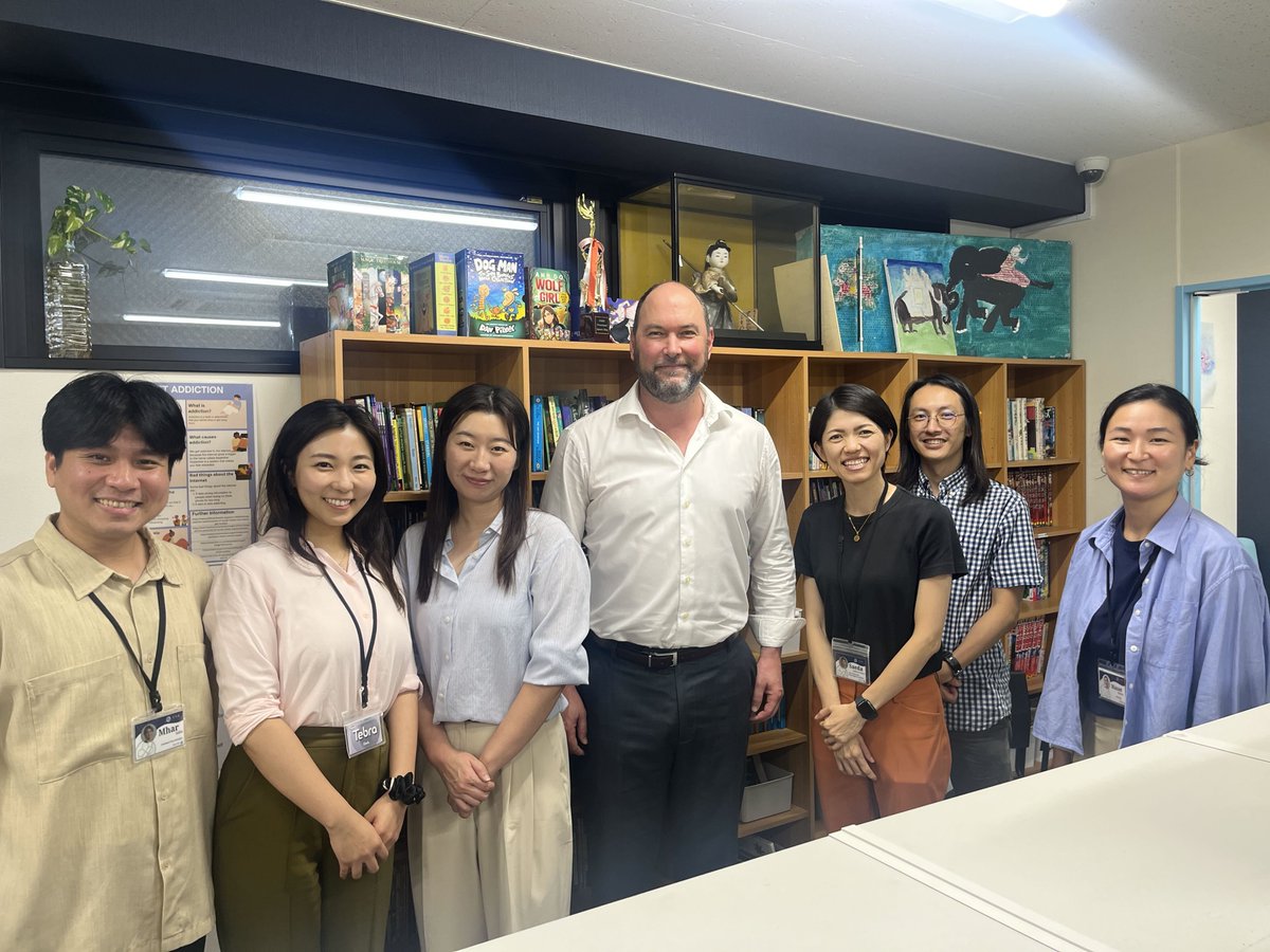 cgk_ja's tweet photo. 留学を考える時、『どの国へ？』の次に知りたいこと。

海外で学ぶことを、現地の先生に直接聞く。9月14日、CGKで開催した留学説明会には、ニュージーランドのBelmont Intermediate Schoolから、校長Nick Hill先生と留学生担当ディレクターLee Rang Lim先生が来校しました。

教育の考え方、学校生活、留学生へのサポート。ご家族は説明を聞き、気になることを直接質問することができました。留学先を、国のイメージだけではなく、実際に学ぶ学校の姿から考える機会です。

CGKでは個別相談でも、年齢・学年、期間、興味や目標に応じた選択肢を一緒に検討しています。同じ『留学』でも、子どもに合う形は一つではありません。

海外での学びを考える時は、『どこへ行くか』とともに『その学校でどのように過ごすか』も具体的にしていくことが大切です。現地の先生との対話は、漠然とした期待や不安を、確かめたい具体的な問いへ変える助けになります。

CGK Times9月号より:
https://t.co/q5Tq3ASRcb