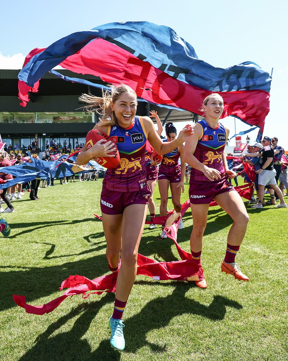 brisbanelions's tweet photo. The wind destroying our banner made for some brilliant photos 💅 https://t.co/U3cJJdLTTP