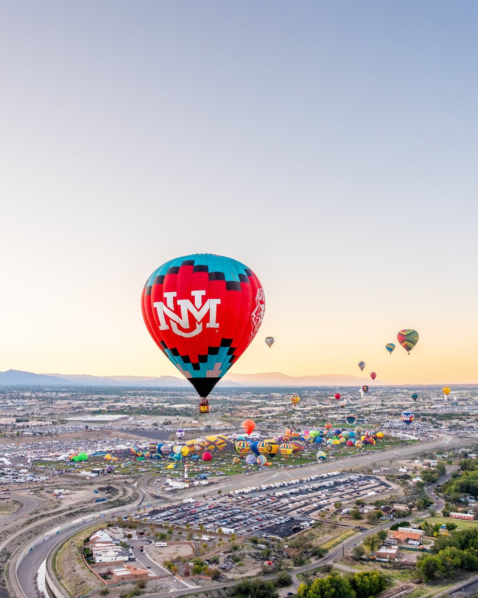 UNM's tweet photo. Waving goodbye to another picture-perfect Balloon Fiesta 🎈 https://t.co/UQBZzJuxze