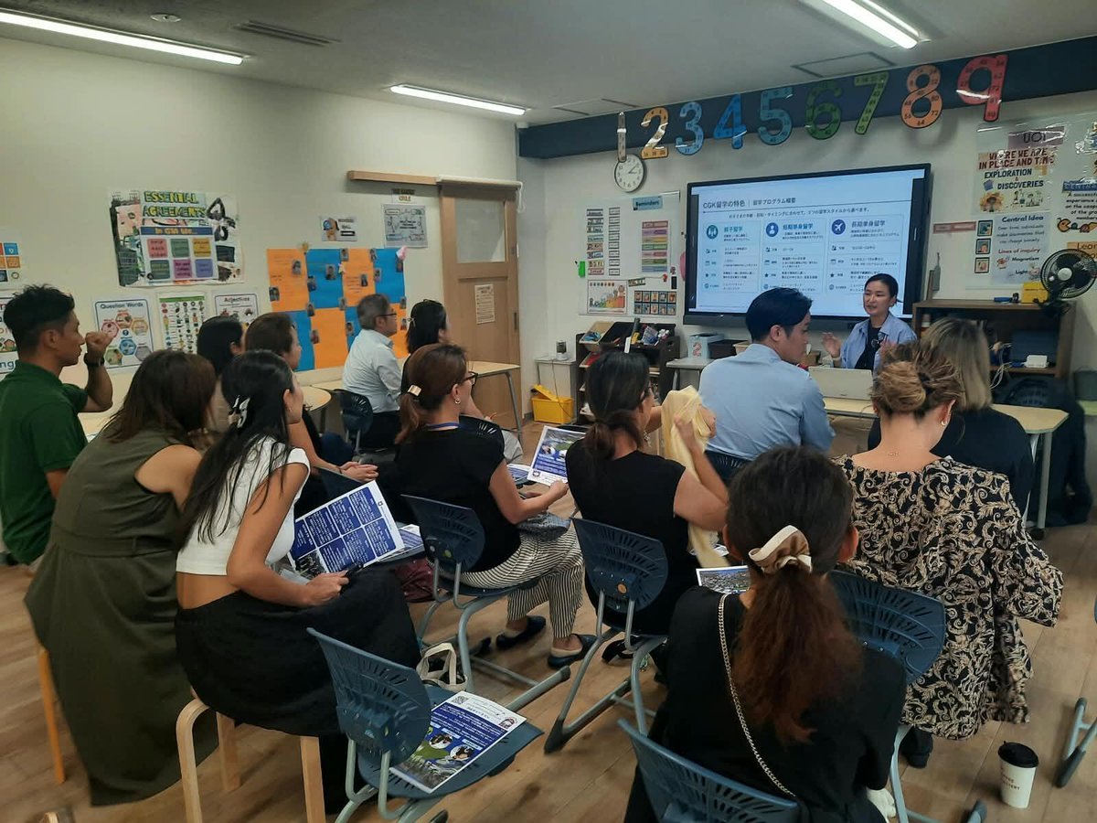 cgk_ja's tweet photo. 留学を考える時、『どの国へ？』の次に知りたいこと。

海外で学ぶことを、現地の先生に直接聞く。9月14日、CGKで開催した留学説明会には、ニュージーランドのBelmont Intermediate Schoolから、校長Nick Hill先生と留学生担当ディレクターLee Rang Lim先生が来校しました。

教育の考え方、学校生活、留学生へのサポート。ご家族は説明を聞き、気になることを直接質問することができました。留学先を、国のイメージだけではなく、実際に学ぶ学校の姿から考える機会です。

CGKでは個別相談でも、年齢・学年、期間、興味や目標に応じた選択肢を一緒に検討しています。同じ『留学』でも、子どもに合う形は一つではありません。

海外での学びを考える時は、『どこへ行くか』とともに『その学校でどのように過ごすか』も具体的にしていくことが大切です。現地の先生との対話は、漠然とした期待や不安を、確かめたい具体的な問いへ変える助けになります。

CGK Times9月号より:
https://t.co/q5Tq3ASRcb