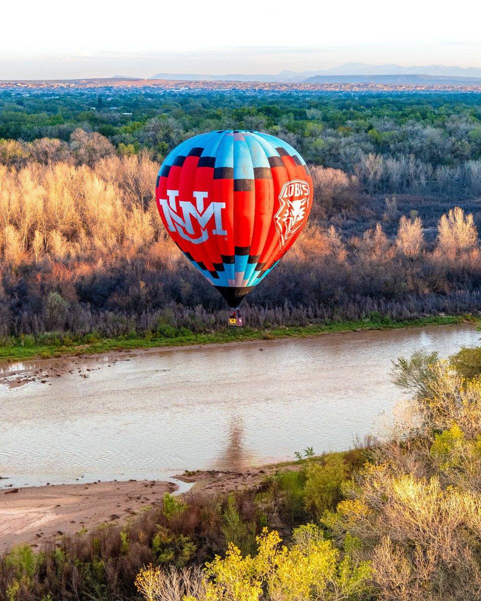 UNM's tweet photo. Waving goodbye to another picture-perfect Balloon Fiesta 🎈 https://t.co/UQBZzJuxze