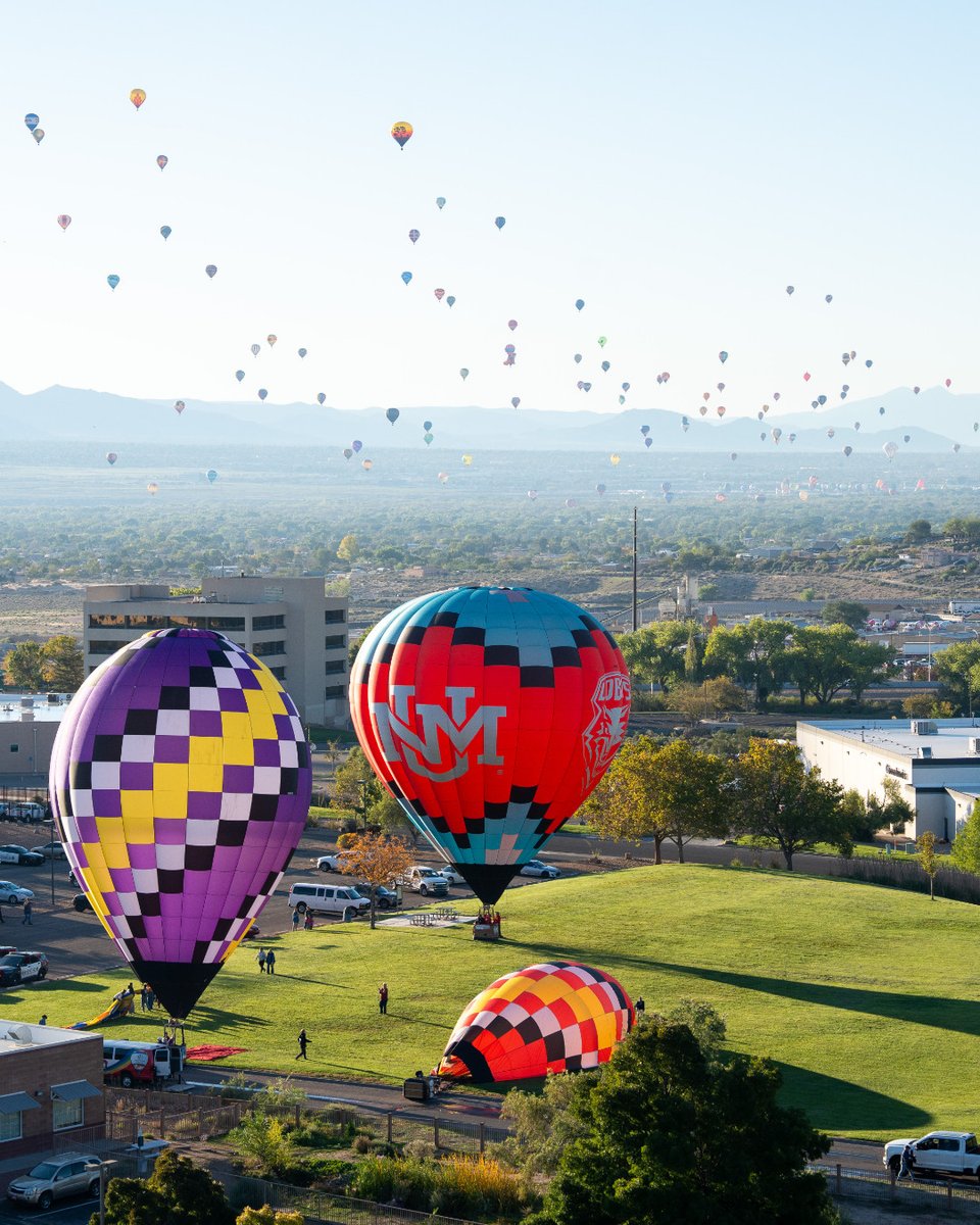 UNM's tweet photo. Waving goodbye to another picture-perfect Balloon Fiesta 🎈 https://t.co/UQBZzJuxze
