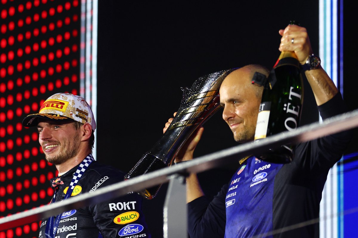 PrimeF1__'s tweet photo. ⚠️ NO PODÍAN ESCUCHARME, PERO 90% DE LO QUE GP LAMBIASE DECÍA ERA JUSTAMENTE LO QUE YO QUERÍA SABER: MAX VERSTAPPEN RECONOCE TRAS SU PRIMERA VICTORIA EN SINGAPUR AL AUTOR INTELECTUAL DE LA MAYORÍA DE SUS ÉXITOS, EN LA QUE PODRÍA SER LA ÚLTIMA VEZ EN QUE SUBEN AL PODIO JUNTOS.

“No esperaba que él subiera al podio, así que me dio mucho gusto que fuera él. 

Puede que esta haya sido la última vez, sí. Así que, en cualquier caso, esta tiene un significado muy especial.

No podían escucharme en absoluto. Afortunadamente, yo sí podía escucharlos, pero a veces, obviamente, quieres preguntar algo o transmitir cierta información. Por suerte, el 90 % de lo que GP decía era justamente lo que yo quería preguntar, así que no hubo problema.” 🔥🇳🇱

Vía @viaplay