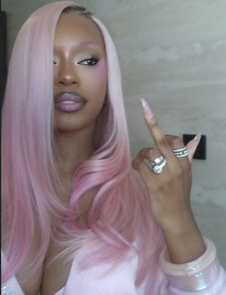 jazlynfaiithh's tweet photo. in love w the pink pimpcess https://t.co/33JkOVnY2b