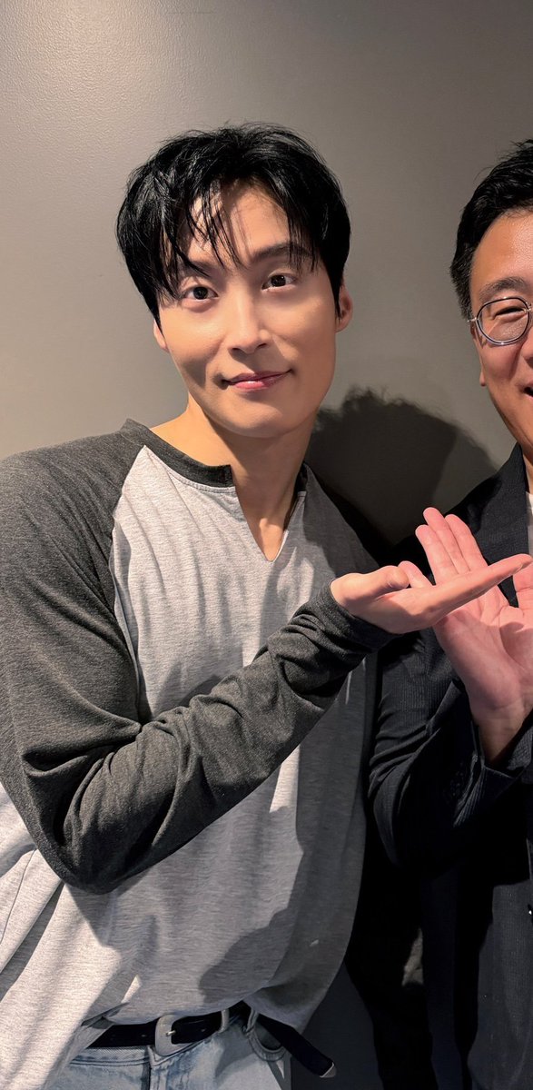 heoshong's tweet photo. 나그랑 긴팔티 핏이 아니 너무 그게 와..
머슬핏 야르렁인데 얼굴은 착둥가나디🤦‍♀️ https://t.co/h5iOsRXxOK