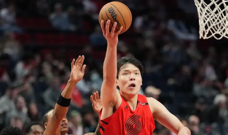 ChinaSportsX's tweet photo. 🏀 NBA季前賽！開拓者119:66狂勝倫敦雄獅53分！楊瀚森替補出戰21分鐘，8投6中砍下13分4籃板4助攻，正負值+19！末節上演精彩暴扣！中國球員在NBA越打越好！🏀🔥
 
#NBA #楊瀚森 #開拓者 #中國球員 #季前賽
 
🏀 NBA Preseason! Portland beats London Lions 119-66 by 53 points! Yang Hansen comes off the bench with 13 PTS, 4 REB, 4 AST in 21 minutes! 8/9 shooting! Massive dunk in the 4th quarter! Chinese players shining in the NBA! 🏀🔥
