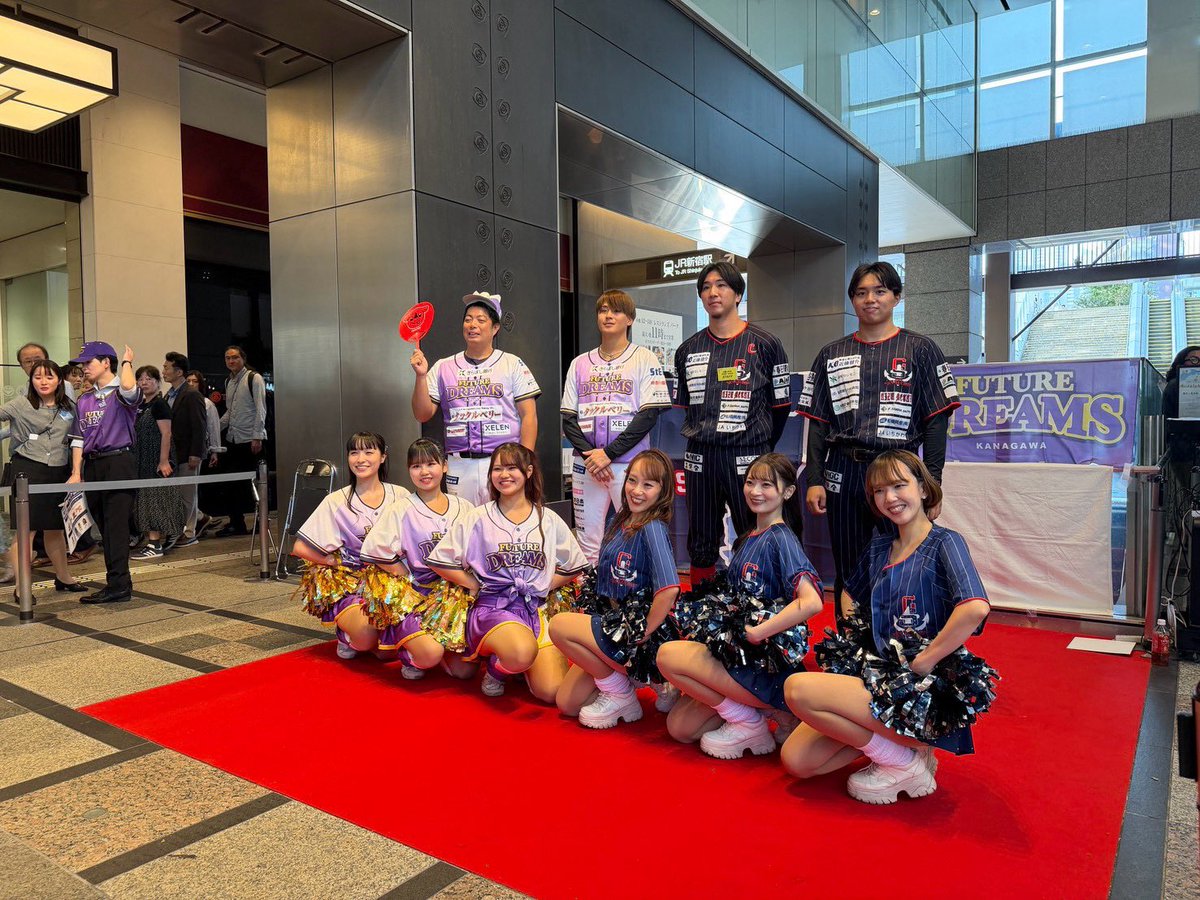 ChibaSkySailors's tweet photo. ＼ 出演報告📣✨ ／

新宿髙島屋「つづくつなぐマーケット」🛍️⚾️

3連休最終日は、
#千葉スカイセイラーズ から
#岡本直也 選手、#黒川凱星 選手が登場しました👏✨

そして、#神奈川フューチャードリームス からは
#中村和奏 選手、#島内芭琉 選手が参加しました‼️

最終日の特別イベントでは、
両球団のチアチーム、DreamGirlsとSkyTwinkleによるパフォーマンスが披露されました✨

#神奈川フューチャードリームス からは
#高木勇人 選手、#川村怜史 選手、

#千葉スカイセイラーズ からは
#岡本直也 選手、#黒川凱星 選手がトークショーに参加しました‼️

たくさーーーーんのお客様にご覧いただき、
大変感謝しております😊💙

ご来場いただいた皆さま、
ありがとうございました‼️

#千葉スカイセイラーズ
#神奈川フューチャードリームス
#BCリーグ