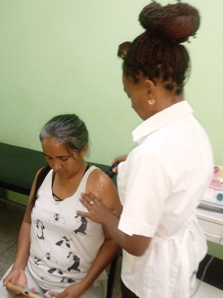 AlibethPelegrin's tweet photo. ¡Recuperando la movilidad, la salud y la sonrisa! Desde el CDI La Rinconada Zulia, nuestro servicio de rehabilitación impulsa una jornada de excelencia, brindando calidad de vida y bienestar a los pacientes del hermano pueblo venezolano. 
​#CubaCoopera #CubaPorLaVida https://t.co/EFPTM7lLWI