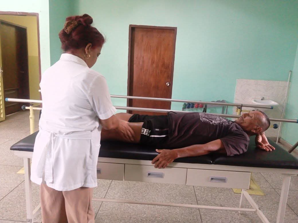 AlibethPelegrin's tweet photo. ¡Recuperando la movilidad, la salud y la sonrisa! Desde el CDI La Rinconada Zulia, nuestro servicio de rehabilitación impulsa una jornada de excelencia, brindando calidad de vida y bienestar a los pacientes del hermano pueblo venezolano. 
​#CubaCoopera #CubaPorLaVida https://t.co/EFPTM7lLWI