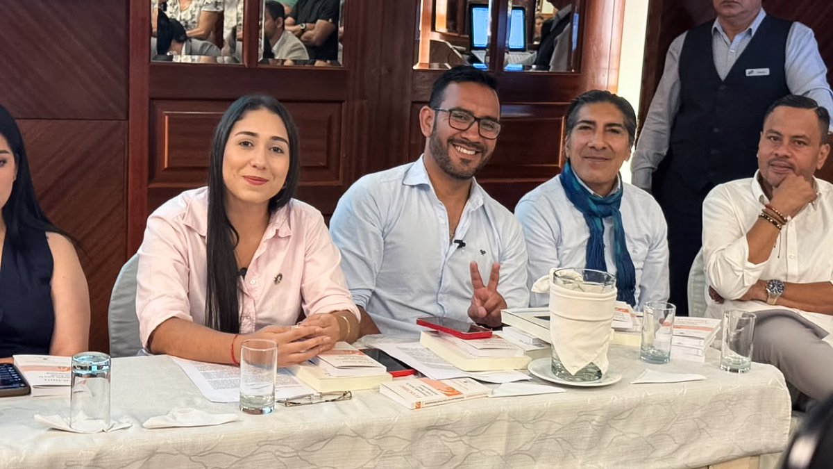 sebastcevallos's tweet photo. Hoy estuvimos en #Guayaquil, junto a @MLuzarragaEc futura alcaldesa de Guayaquil, @yakuperezg  futuro alcalde de #Cuenca, @GaleasSilva futura alcaldesa de Santo Domingo y más compañeros/as de todo el país.  

Firmamos un Manifiesto en defensa de los GADS, por el cuidado de las fuentes hídricas y la entrega de recursos para enfrentar el FENÓMENO DE EL #NIÑO.
Trabajamos desde el territorio y en #Unidad. 
La autonomía de los gobiernos locales es fundamental en la democracia.! 
#Somos2 
#SiHayEsperanza