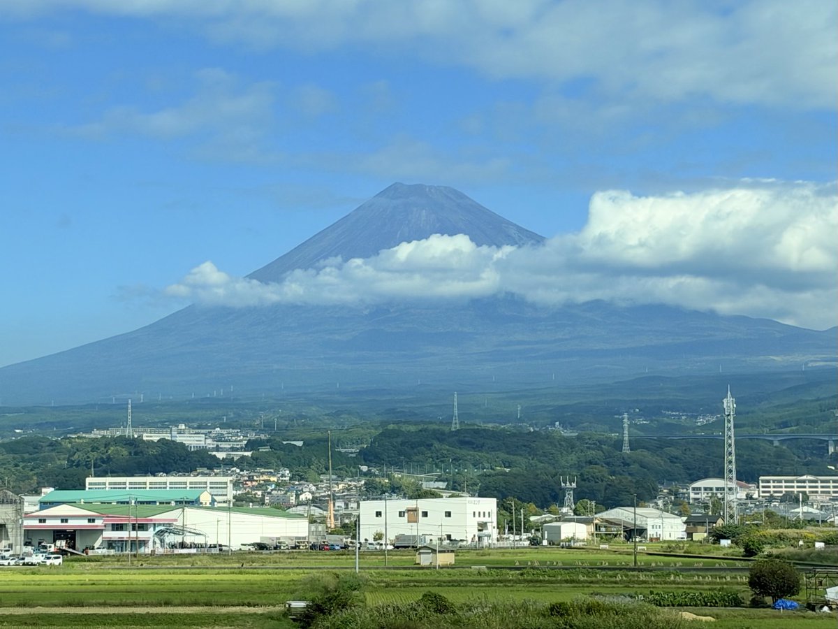digitarou's tweet photo. 秋晴れの空に映える富士山を眺めながら、トヨタ自動車本社へ。三日月宗近カーの監修に行ってきます。 https://t.co/LSR718Dv0w