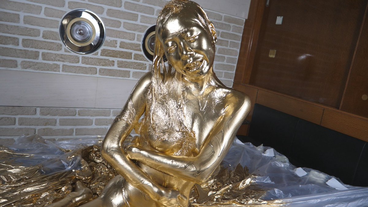 ozone_birth's tweet photo. The Gold サナ 宣伝④
口の中まで金色!!
#messy #メッシー #金粉 https://t.co/W1RHTZFQSE