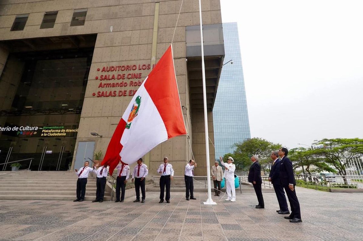 naval_peru's tweet photo. #MGPNoticias El Ministerio de Cultura realizó el izamiento del Pabellón Nacional por el 205.º aniversario de la Marina de Guerra del Perú y el 147.º del Combate de Angamos, rindiendo homenaje al legado de Miguel Grau, símbolo de honor, valentía y amor a la Patria. https://t.co/GumUTzZOu1