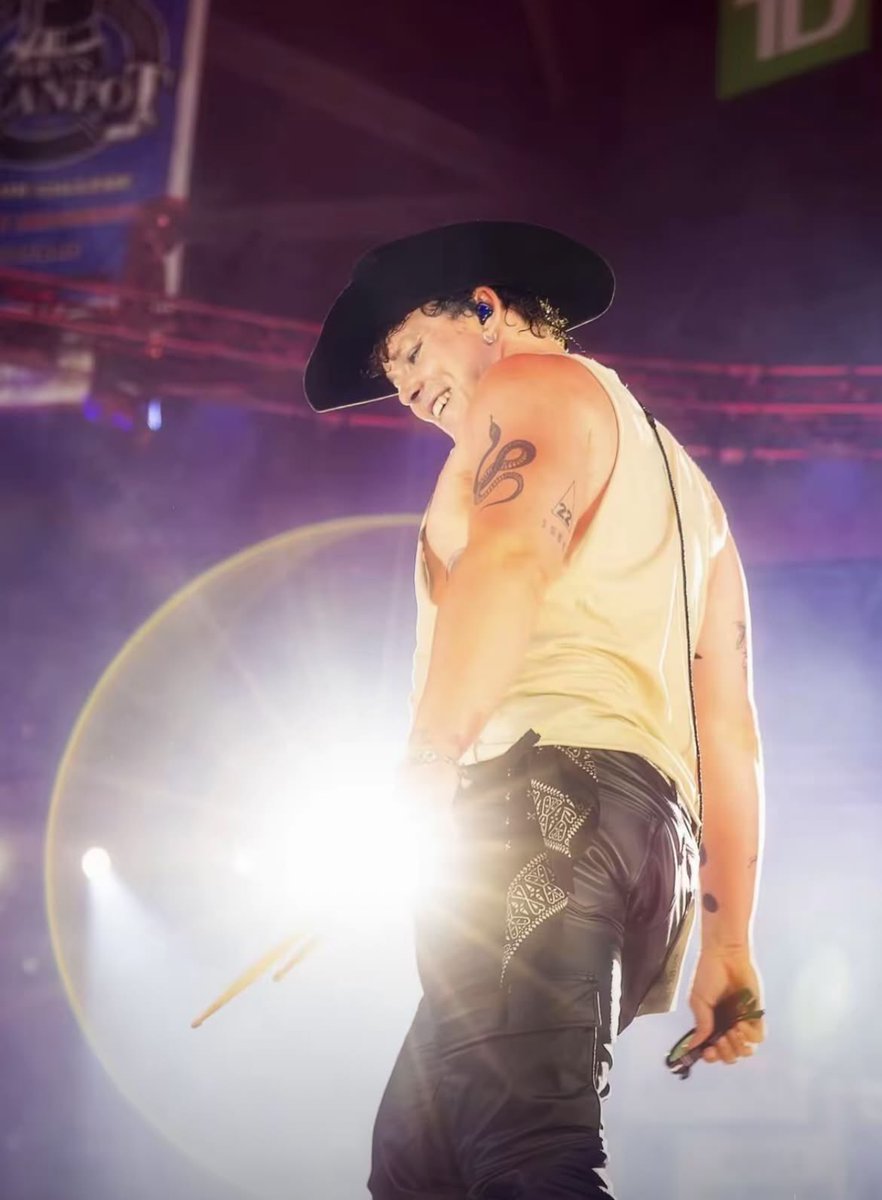 ashtonsexyback's tweet photo. https://t.co/qJROA4rBgp