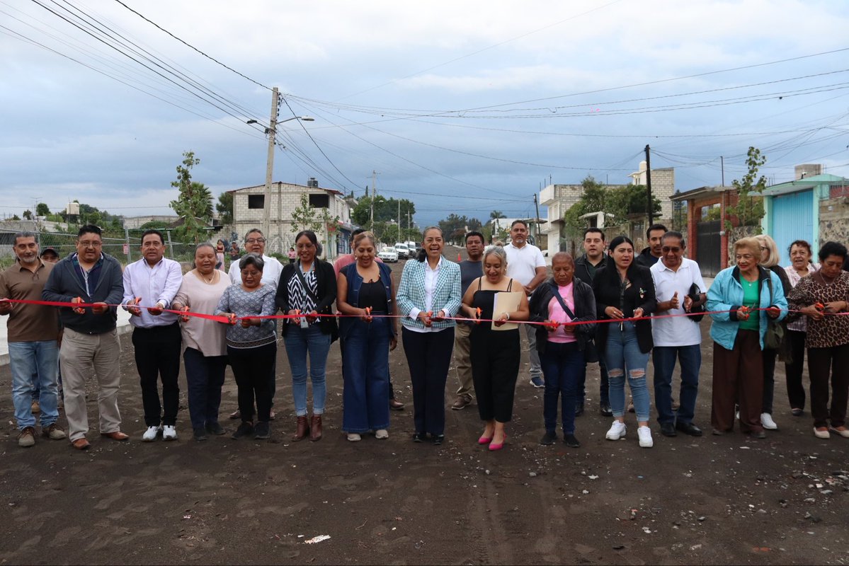 AriadnaAyala's tweet photo. ¡Quedaron de lujo! Regresamos a la col. Valle Sur a inaugurar la construcción de guarniciones y banquetas de la calle José Maria Morelos hasta el Blvr. Ferrocarriles. 
Las #ObrasConSentidoSocial están presentes en todo #Atlixco 💪🏼👏 https://t.co/DAyuwtOGwF