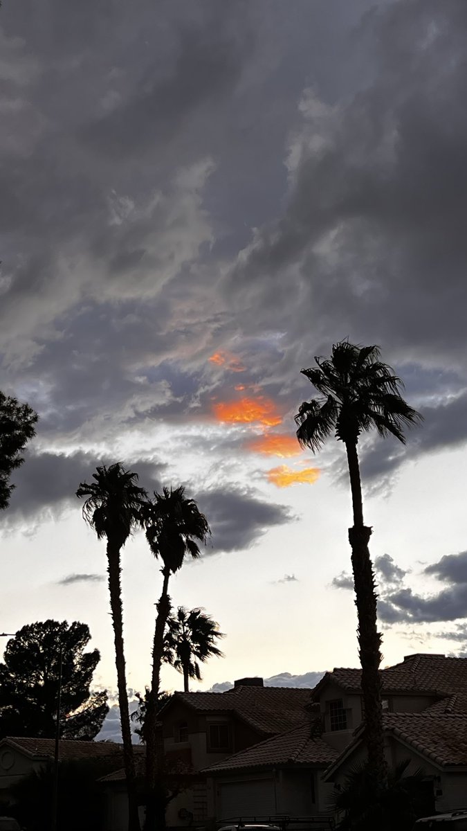 elguerolanchero's tweet photo. #lookup #fourofakind #colors #clouds #wx #lvwx #vegas #sunset Check this out the colors of a few lit clouds https://t.co/v8wWsN4R8f