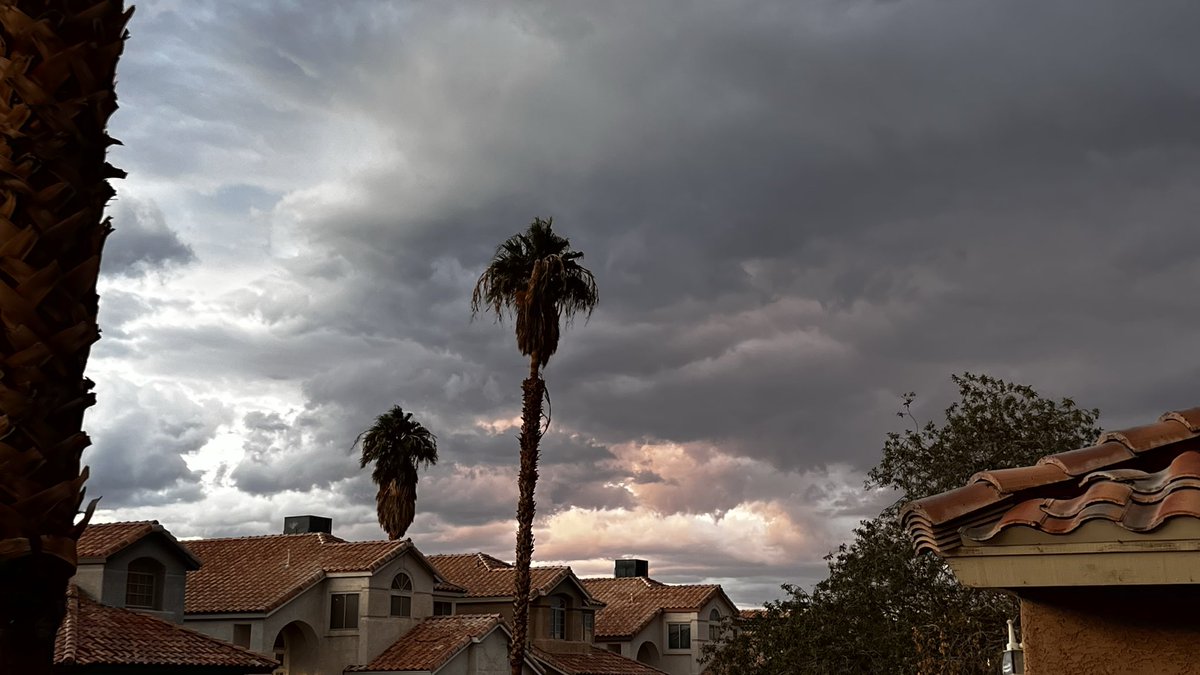 elguerolanchero's tweet photo. #lookup #fourofakind #colors #clouds #wx #lvwx #vegas #sunset Check this out the colors of a few lit clouds https://t.co/v8wWsN4R8f
