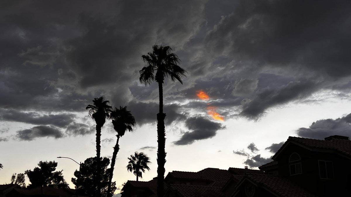elguerolanchero's tweet photo. #lookup #fourofakind #colors #clouds #wx #lvwx #vegas #sunset Check this out the colors of a few lit clouds https://t.co/v8wWsN4R8f