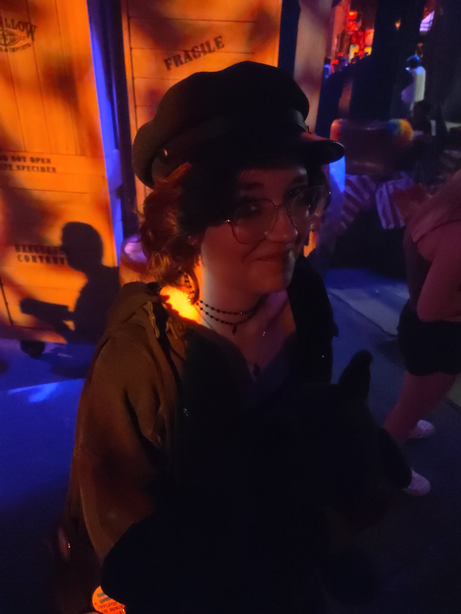 hauntedhousez's tweet photo. "i look like i'm selling newspapers." https://t.co/2kaXgJIvUf