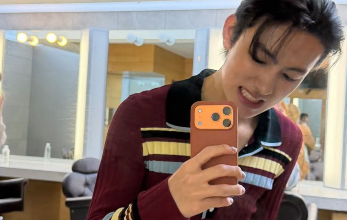 rolldecanelu's tweet photo. Gmail 📩 — AU #keonhyeon 

después de un lío entre sus amigos, sean queda flachado por un chico cejonsito, pero para su suerte en una situación apurada este le da su gmail en ves de su número https://t.co/M5veRukXUX
