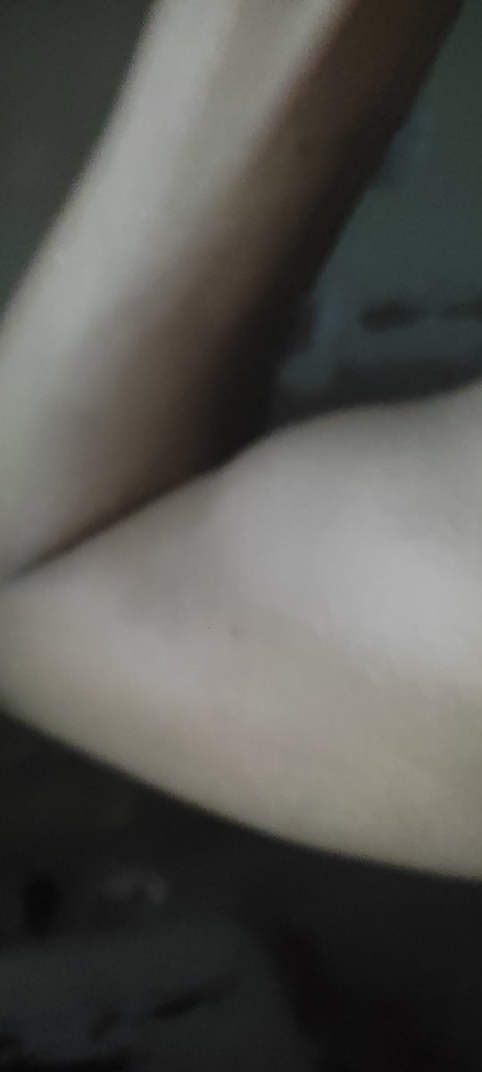 Tom_kakak's tweet photo. Como meus bíceps tem um pequeno volume sendo que eu só faço fotossíntese e bebo água. Não era pra ser só reto. Tenho 1,92 e 65a68 quilos como pouco por opção. E também tô sem bicicleta pra queimar calorias. https://t.co/r3o09R3wIO
