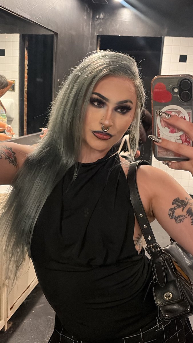 illiterateba's tweet photo. first date idea: we kiss each other for multiple hours straight? �� https://t.co/9BFWCXNaza
