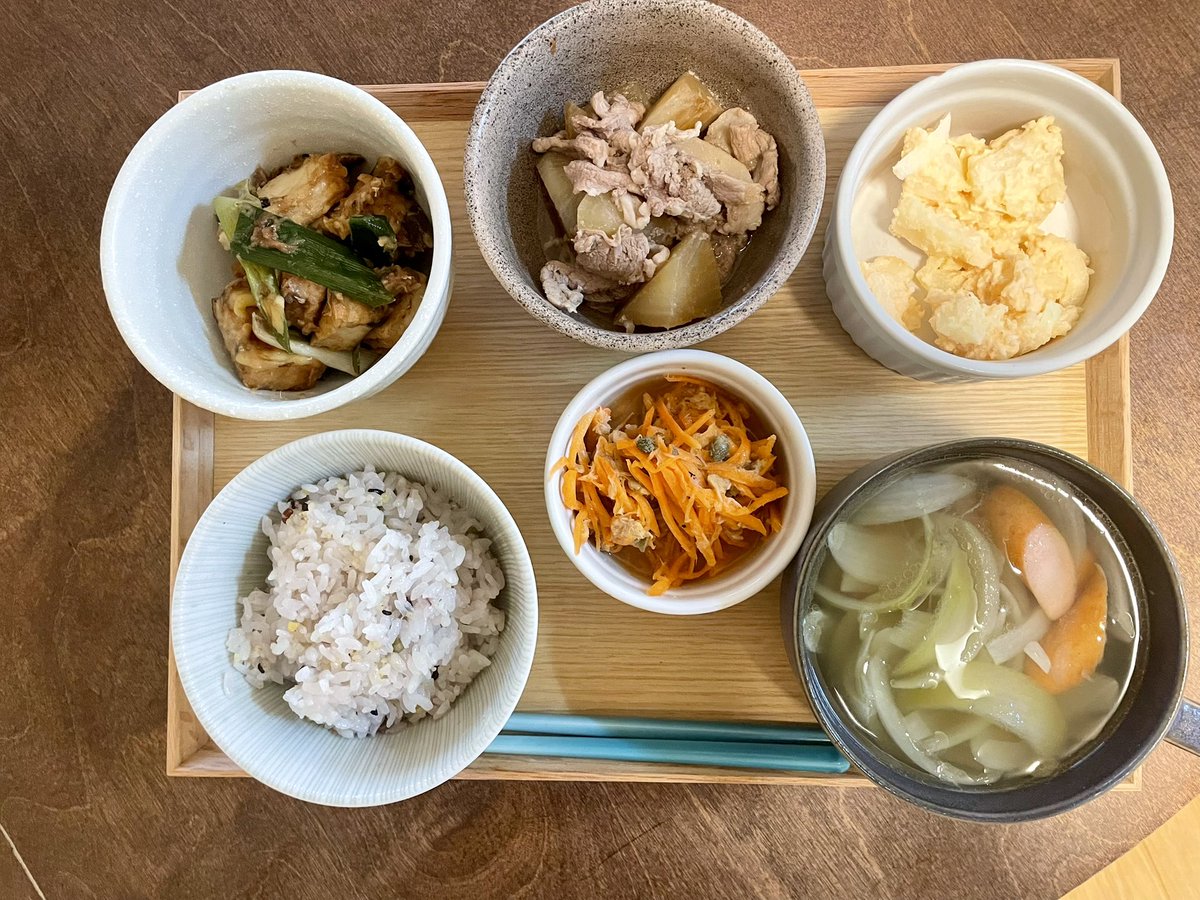 shizusanchi's tweet photo. 今日の作り置き
茹で鶏＆鮭、豚コマと大根の煮物、肉味噌きのこ、サバ缶と絹揚げ炒め、ブロッコリーとちくわのサラダ、豆もやし人参ほうれん草のツナ和え。
連休明け。今週はお弁当作る機会が多いので張り切ってみた。多分週末を待たずに食べ切るけど。
今週も健やかに。
#ほいくごはん https://t.co/hnbXqmIxkW